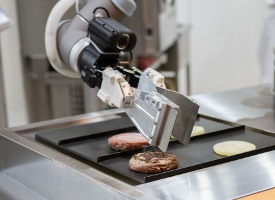 調理ロボットの一例：フライパンにハンバーグを並べ、焼き加減を認識して返すロボット