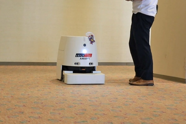 自律走行式ロボット掃除機「RcDC」（アマノ株式会社）