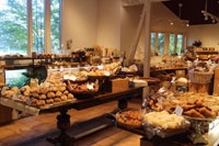 ワールドベーカリー運営「パン・オ・ルヴァン」（熊本）店内で陳列販売されているパン商品