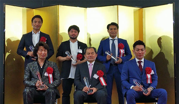 外食アワード2020表彰式。日本KFC・近藤氏、浜倉的商店製作所・浜倉氏ら6名受賞